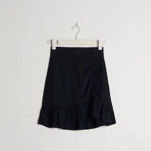 Annie skirt - jätte fin kjol från Gina tricot! säljer pga av att den har börjat blivit för liten och använder den inte. den är i storlek xxs men kan kanske funka som xs💝 köpte den för 250!!