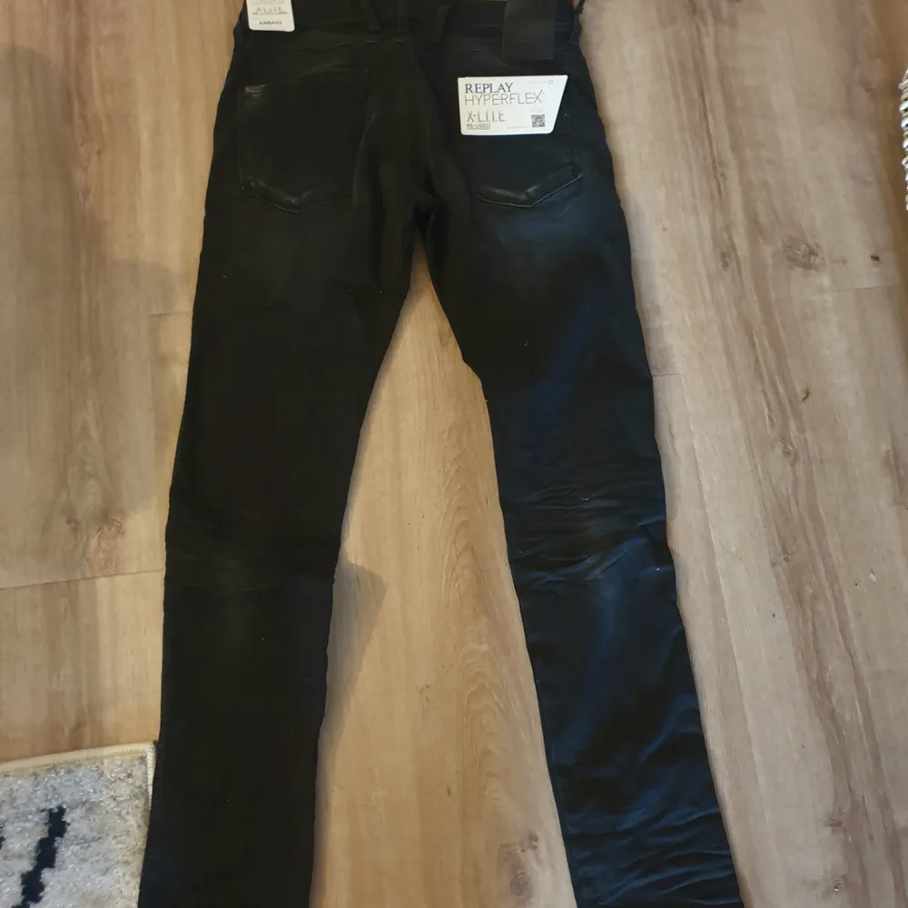 Helt nya Replay jeans med lappar kvar. Svarta. Stl 30/34 . Jeans & Byxor.