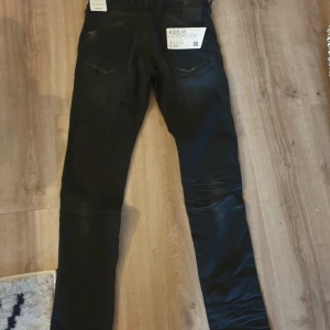 Helt nya Replay jeans - Helt nya Replay jeans med lappar kvar. Svarta. Stl 30/34 