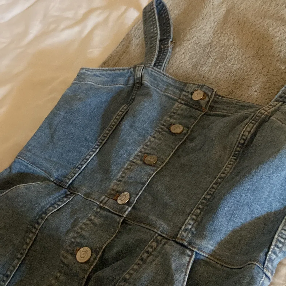 Säker denna jättefina jeansklänning från H&M har använts fåtal gånger och har inte använts på ett tag därför säljer jag den!  Den är i fint skick och har fickor!💙. Klänningar.