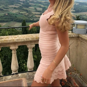 Rosa klänning - Rosa klänning med passform köpt i Marbella. Använd 2 ggr. Mindre slitage. 