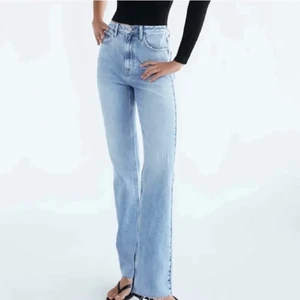 Zara jeans  - Säljer dessa zara jeans fast i den färgen som  jeansen är på andra bilden. Köpte här på Plick men de var tyvärr för små för mig. Jättebra skick. Skriv vid frågor❤️ 