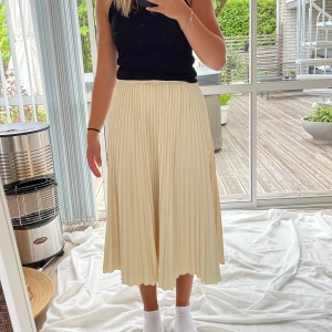 Lång kjol  - Supergullig beige långkjol från Ginatricot, aldrig använd🤍⚜️🔱