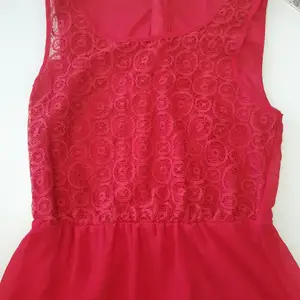 En söt röd klänningen i bra skick, den är använd 1/2 gånger. Längden är som en tunika i storlken 36.  