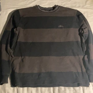 Stussy crewneck  - Brun/svart stussy crewneck/longsleeve