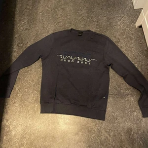 Äkta hugo boss tröja S - Äkta hugo boss collegetröja i storlek S. Helt ny. Säljer eftersom den är för liten. Priser kan diskuteras. Kan oxå bytas. Kontakta mig helst innan du köper.