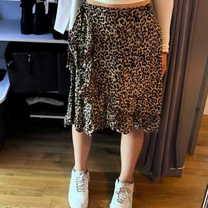 Nu säljer jag min trändiga  leopard kjol från Lindex tycker den är jätte fin men har bytt still 
