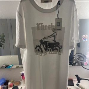 Zadig & voltair t-shirt - En fin Zadig & voltair t-shirt i bra skick. Använd en gång vid användning.