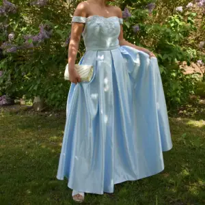 Världens finaste balklänning (som jag vann pris för😝)!!! Himmelsblå och fint skick! Älskar den verkligen! Jag är 161 cm och bär klackar på bilderna. 🫶🏼 Frakt tillkommer! 