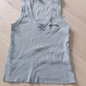 Bdg baby blue top xs - Size- xs Färg - baby blue Köpt - urbanoutfitters den har en liten fläck vid bdg tecknet