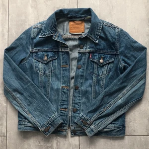 Levi’s Vintage Jeansjacka - Snygg Levi’s jeansjacka i storlek M. Passar dock mindre storlekar enligt mig om man vill ha den lite mer ”avslappnad”. Inga defekter alls! Passar utmärkt till skolstart/hösten!!!! 💙