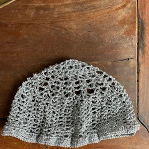 virkad mössa🪩 - Handgjord virkad mössa i silver tyg🪩 