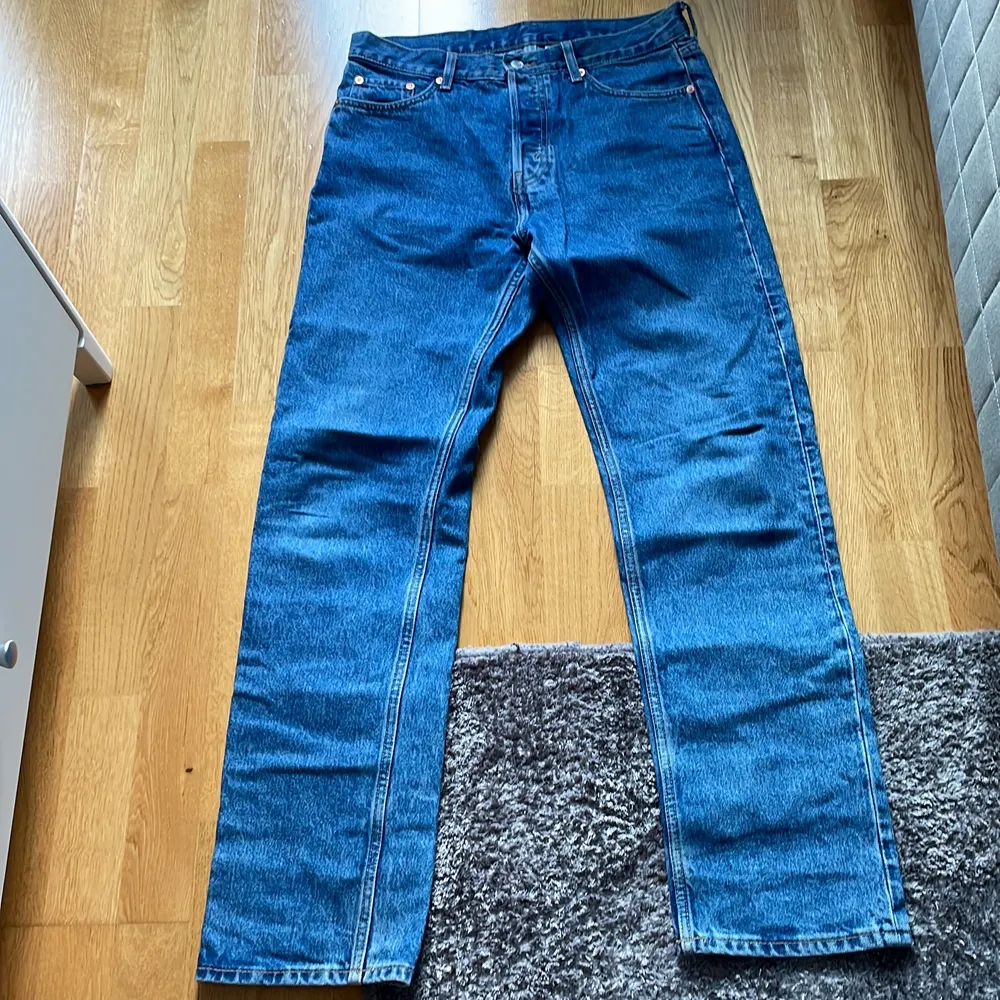 Detta är ett par mörkblå weekday jeans ja har växt ur och därför inte använder längre. Köpta för 600kr. Jeans & Byxor.