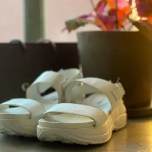 Snygg vita sandaler från din sko❤️