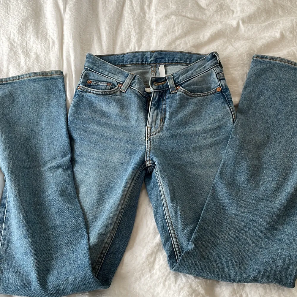 Jeans från weekday i färgen Verona Blue och i storlek 24/32. Bra skick. Jeans & Byxor.