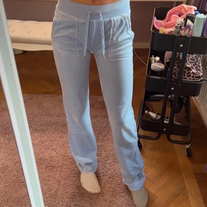 Juicy byxor  - Baby blå juicy byxor. Nästan helt oanvända. Köpa för 800-850kr eller så kan jag byta mot ett par i xxs. I antingen röda,lila eller svarta med fickor 🥰