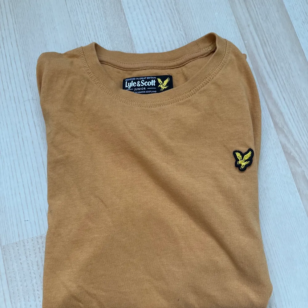 ”Mörkgul” t-shirt från lyle&scott i storlek 12-13år, men passar de som har xs i storlek. Endast använd några få gånger, köparen står för frakt💕. T-shirts.