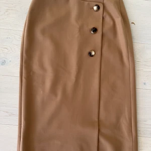Sezane pencil skirt - Stylish knee length pencil skirt Never worn, with tags