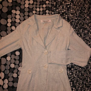 Skjort-blus - Skjortliknande blus i bomullsmaterial. Sitter väldigt fint på kroppen och knapparna är mycket fina. 