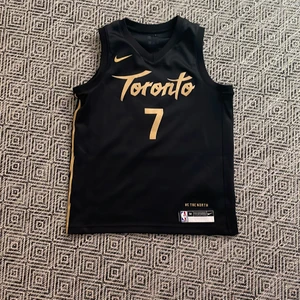 Nba linne M - Nba Nike linne använd lite frakt kostar 29kr. Kan mötas i Malmö