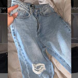 Helt oanvända raka jeans med slits, från misguided 