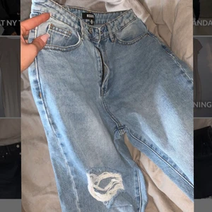 Helt oanvända  - Helt oanvända raka jeans med slits, från misguided 