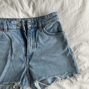 blåa jeansshorts med en ficka (se bild två)
