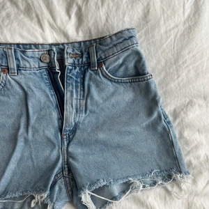 Jeansshorts  - blåa jeansshorts med en ficka (se bild två)
