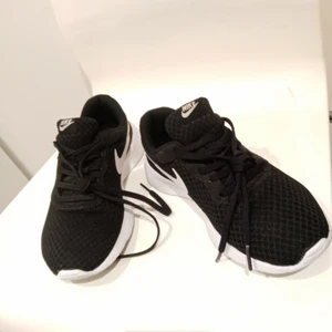 Nike skor storlek 36 - Endast använda ett fåtal gånger. Begagnade men fräscha. Har också precis tvättat dom. Storlek 36 