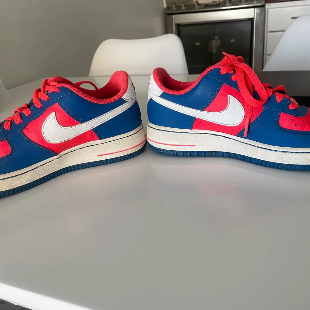 Unika Air Force 1 i neonrosa och blå. Inköpta i USA för något år sedan, var då limited edition och kostade ca 1500kr. Knappt använda. Skor.