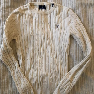 Gant kabelstickad vit tröja, strlk XS - Säljer denna fina gant kabelstickade tröja i vit färg strlk XS funkar även lika bra för S. Den är i mycket gott skick. 