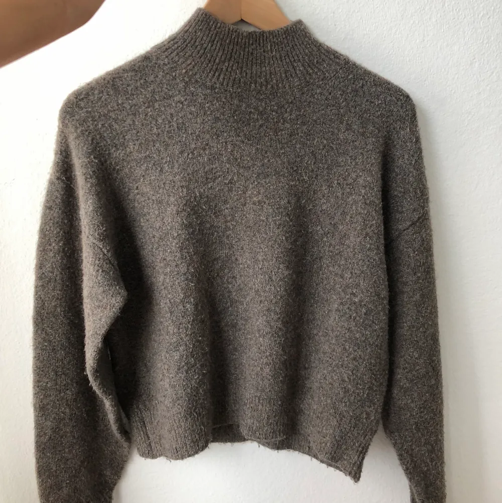 Säljer en jättefin stickad tröja från hm, perfekt nu till hösten!!🥰 köpt förra året och säljs inte längre, säljer pga att den inte kommer till användning❤️ köparen står för frakt🥰. Stickat.