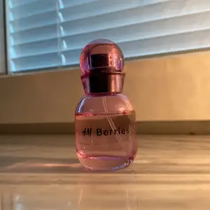Så god luktande parfym från H&M i doften ”Berries”! Har noter av vilda bär och mycket hallon, alltså väldigt fräsch och clean. Den är använd en aning. Slutsåld på hemsidan! 