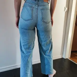 NAKD Jeans I storlek 34. Köpta för några år sedan och är måttligt användna. Säljs pga de är för små numera.  Kan vara tighta över höfterna på en bredhöftad 34.