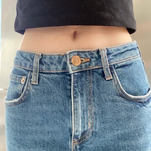 Zara jeans - Snygga Midrise/highwaist jeans från ZARA. Strl 36. Inga defekter, mycket bra skick! Säljer då de är lite korta på mig som är ca 164.🥰