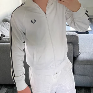 Fred Perry zip-tröja stl. S - Snygg vit zip-tröja, med bra passform i storlek S. Använd endast ett fåtal gånger, vilket är anledningen till att den säljs. Pris: 200kr exklusive frakt.