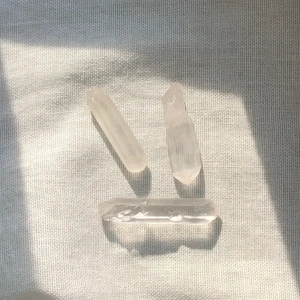 Bergskristallspets⚡️ - Äkta bergskristallspets! Älskar dessa💛 endast 45kr/st, frakt tillkommer på 14kr <3