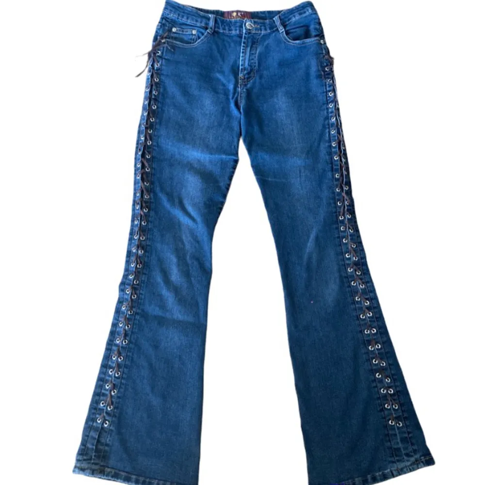 Jag säljer de här super coola GR jeansen som är middwaist på mig och bootcut. Men snörning på sidorna. Innerbenslängden är 78 cm och midjemåttet är 76❤️frakt tillkommer❤️. Jeans & Byxor.