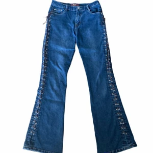GR jeans - Jag säljer de här super coola GR jeansen som är middwaist på mig och bootcut. Men snörning på sidorna. Innerbenslängden är 78 cm och midjemåttet är 76❤️frakt tillkommer❤️