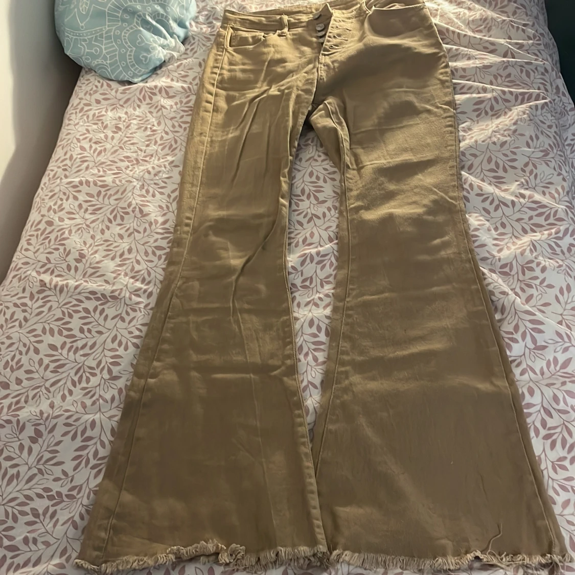 Boot cut jeans i färgen beige i storlek S 