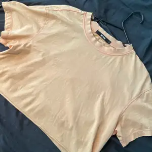 Säljer en cropped t shirt från bikbok, den är typ ljus orange. Använd några fåtal ggr, inga defekter. 