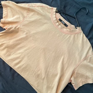 Cropped t shirt  - Säljer en cropped t shirt från bikbok, den är typ ljus orange. Använd några fåtal ggr, inga defekter. 