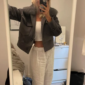 Meotine jacka  - Säljer min fina jacka från meotine i grå💕 Köpt i februari 2022 för 2800kr, använd fåtal gånger så mycket bra skick.  