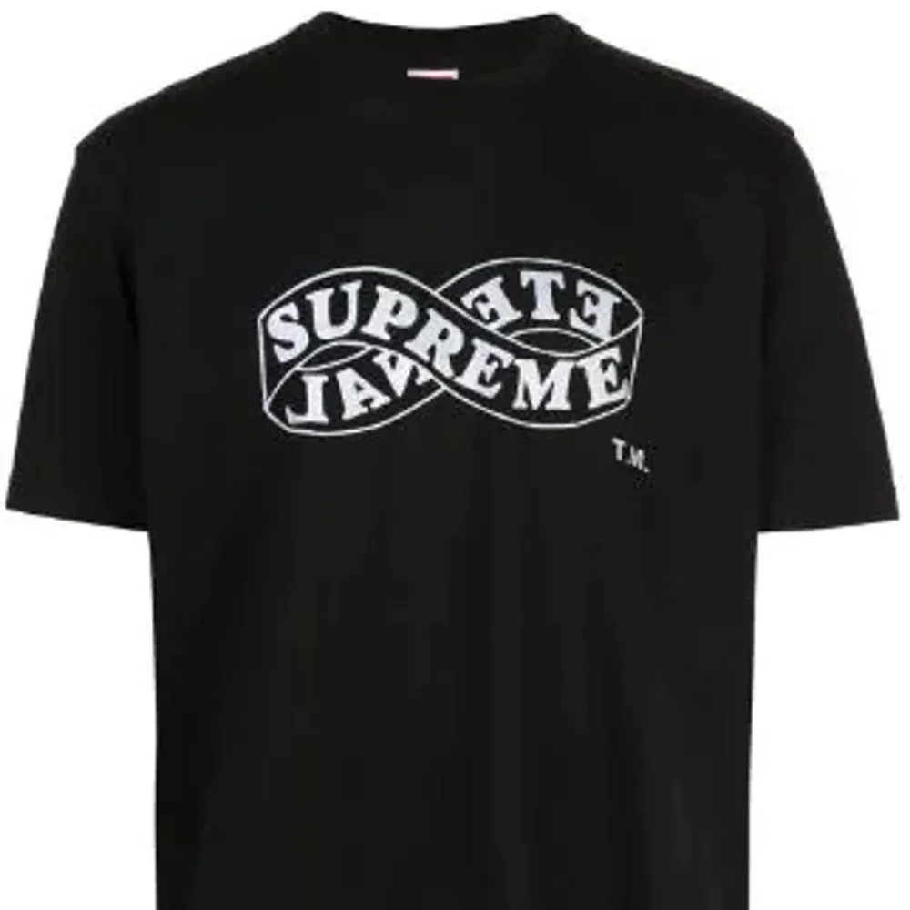 - Black Supreme Eternal T-Shirt - Köpt i Supreme Shop i New York  - Hög Kvaliet, håller bra kvalitet efter tvätt. T-shirts.