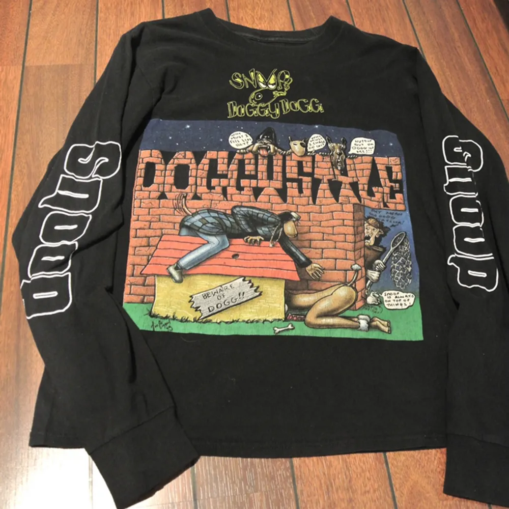 Snoop Dogg tröja med albumet ”Doggystyle” tryck. Köpt för 700 kr på Urban Outfitters i USA. I gott skick och sparsamt använd.. T-shirts.