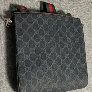 En Gucci väska. Den kan vara fake.🤷🏼‍♂️🤷🏼‍♂️