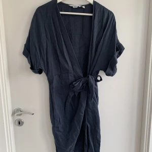 Knytklänning från Other Stories - Fin blå sommarklänning från Other Stories