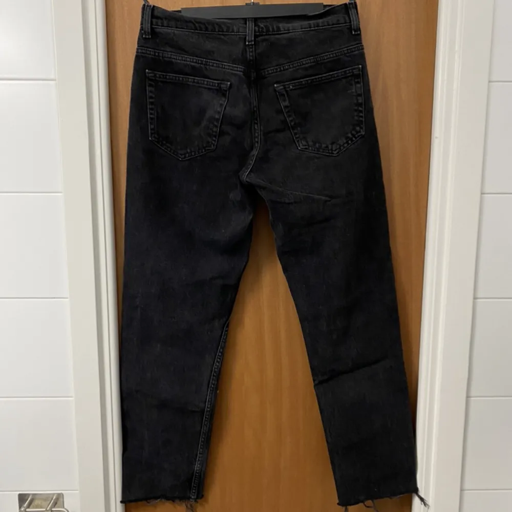 Svarta jeans från zara, avklippta nedtill. fint skick! Ytterben 96 cm, innerben 71 cm. Jeans & Byxor.
