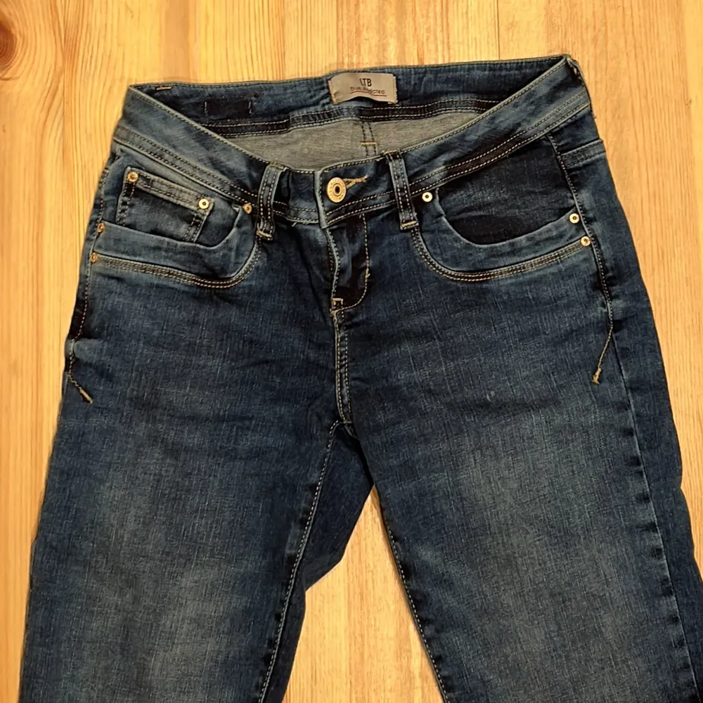Säljer dessa oanvända 🌟snygga🌟 jeans pga att de inte passar mig. Storlek 26/34. Jeans & Byxor.