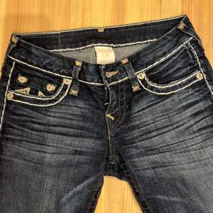 Säljer dessa true religion jeans i storlek 25/30